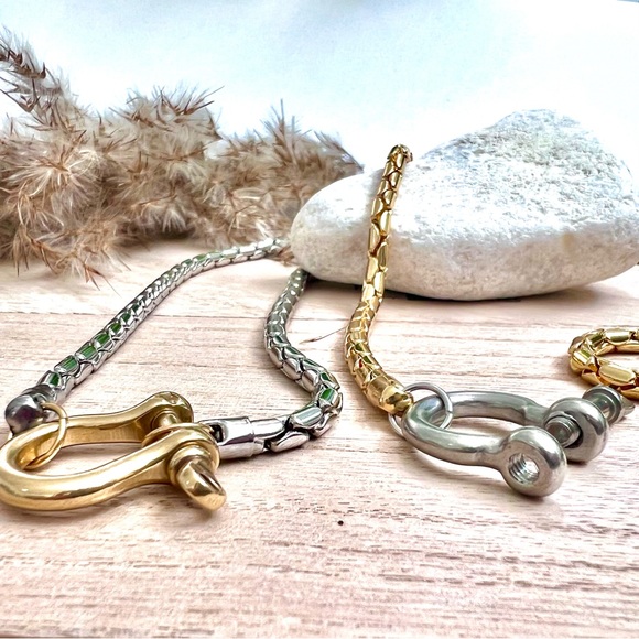 Salomé Carabiner Necklace - Picture 13 of 13